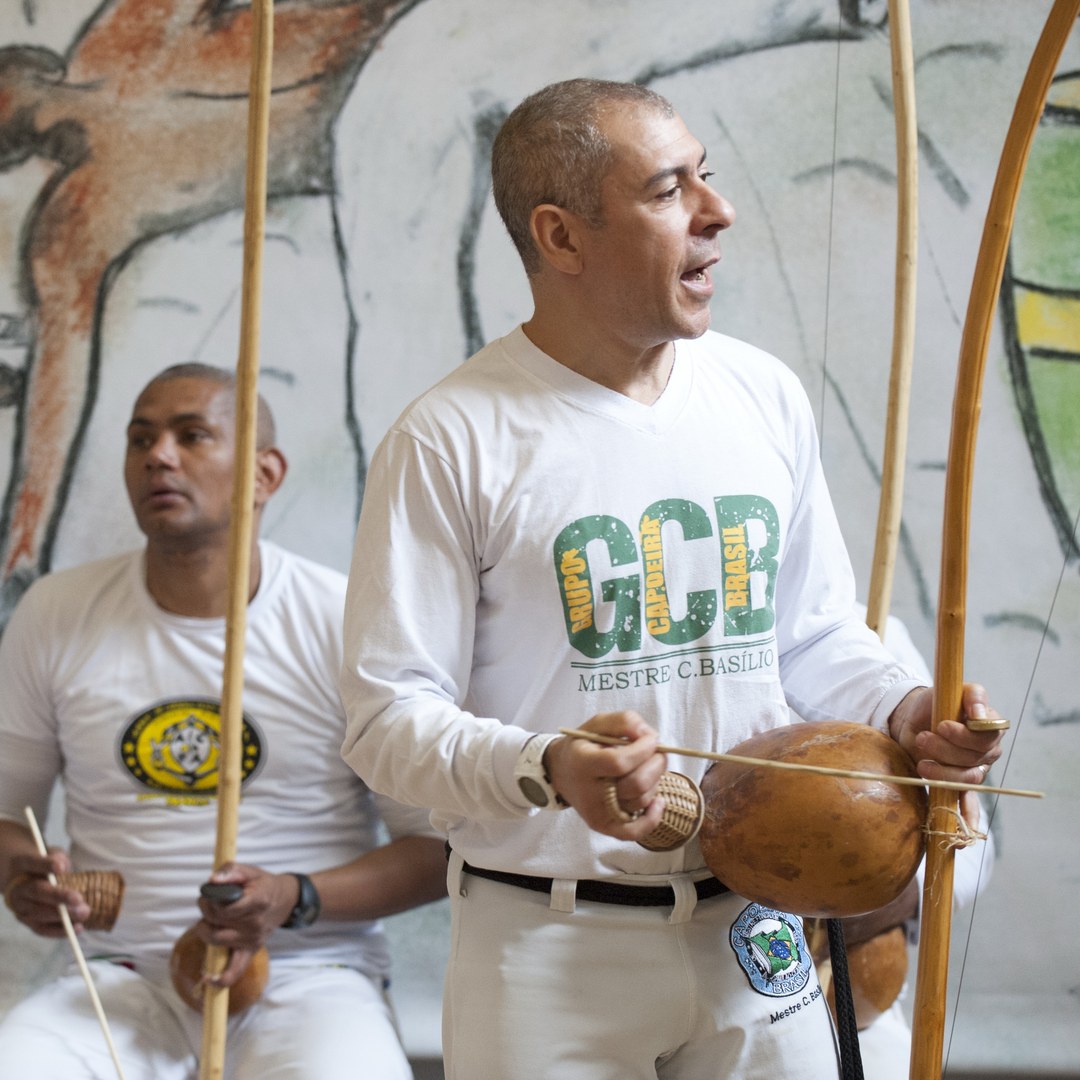 Mestre Claudio Basilio jouant du berimbau